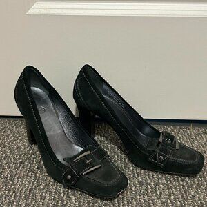 Women's Black and Green Courts